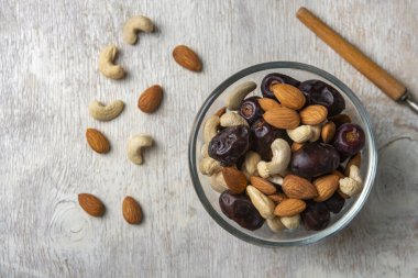 Beyaz ahşap arka planda fındık ve hurma karışımı. Üst görünüm. Sağlıklı yemek.