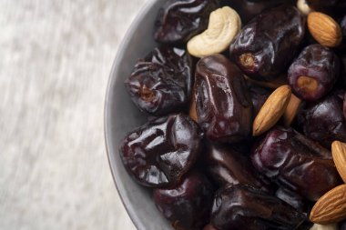 Beyaz ahşap arka planda fındık ve hurma karışımı. Üst görünüm. Sağlıklı yemek.