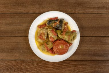 Lahana, patlıcan, domates ve biberli Dolma. Et, pirinç ve sebzeli lahana ruloları. Geleneksel Kafkas, Osmanlı, Türk mutfağı..