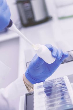 Laboratuvarda çalışan damlalı bir bilim adamı. Tıbbi konsept. Corona virüsü salgını konsepti. Virüs tedavisi ilacının geliştirilmesi.