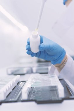 Laboratuvarda deney yapan bilim adamlarına konsantre ol. Tıbbi konsept. Corona virüsü salgını konsepti. Virüs tedavisi ilacının geliştirilmesi.