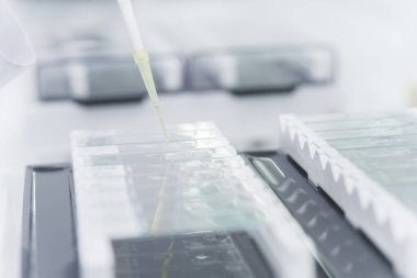 Laboratuvarda çalışan damlalı bir bilim adamı. Tıbbi konsept. Corona virüsü salgını konsepti. Virüs tedavisi ilacının geliştirilmesi.