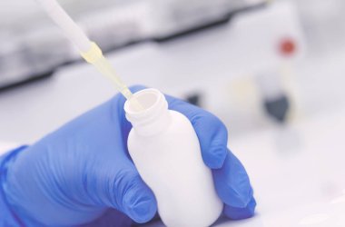 Laboratuvarda çalışan damlalı bir bilim adamı. Tıbbi konsept. Corona virüsü salgını konsepti. Virüs tedavisi ilacının geliştirilmesi.