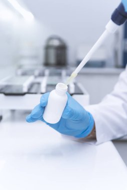 Laboratuvarda deney yapan bilim adamlarına konsantre ol. Tıbbi konsept. Corona virüsü salgını konsepti. Virüs tedavisi ilacının geliştirilmesi.