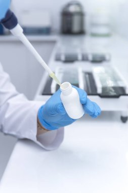 Laboratuvarda çalışan damlalı bir bilim adamı. Tıbbi konsept. Corona virüsü salgını konsepti. Virüs tedavisi ilacının geliştirilmesi.