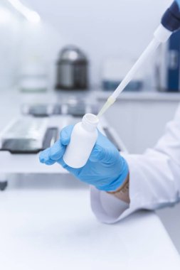 Laboratuvarda deney yapan bilim adamlarına konsantre ol. Tıbbi konsept. Corona virüsü salgını konsepti. Virüs tedavisi ilacının geliştirilmesi.