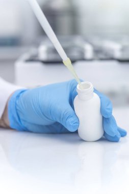 Laboratuvarda çalışan damlalı bir bilim adamı. Tıbbi konsept. Corona virüsü salgını konsepti. Virüs tedavisi ilacının geliştirilmesi.