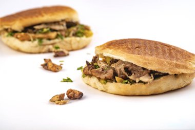 İki shawarma sandviçi, donör kebap, beyaz arka planda jiroskoplar.