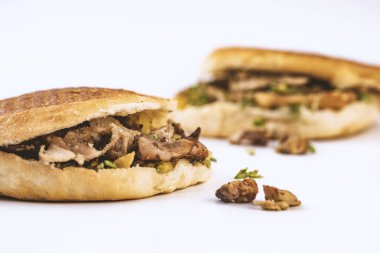 İki shawarma sandviçi, donör kebap, beyaz arka planda jiroskoplar.
