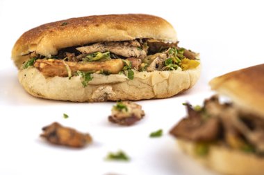 İki lezzetli doğu sandviçi shawarma donör kebap, beyaz arka planda jiroskoplar.