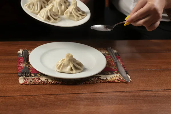 Ober Brengt Een Bord Khinkali Georgische Keuken — Stockfoto