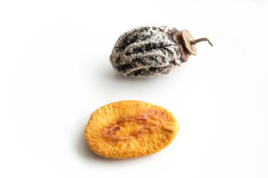 Kurumuş meyveler beyaz arka planda yatıyor, hurma, şeftali. Boşluğu kopyala