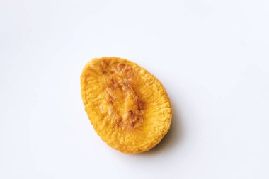 Beyaz arka planda kuru meyve şeftalisi. Üst Görünüm ve Kopyalama Alanı. Yumuşak Arkaplanda Lezzetli Zarafet