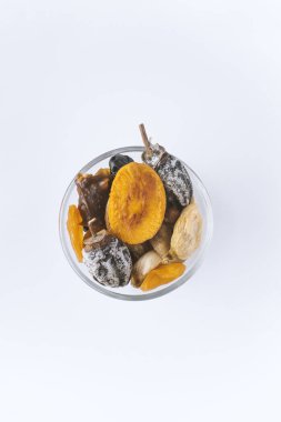 Bir tabakta farklı fındık ve kuru meyve çeşitleri. Üst görünüm ve boşluk kopyala