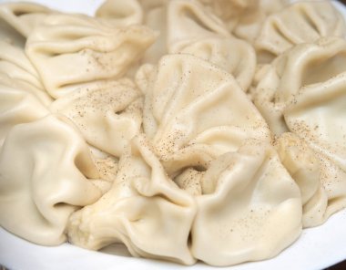 Bir tabak khinkali, kıymalı geleneksel bir Gürcü hamur tatlısı.