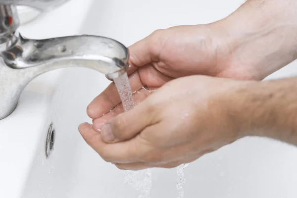 Man Wast Zijn Handen Badkamer Beste Bescherming Tegen Corona Virusinfectie — Stockfoto