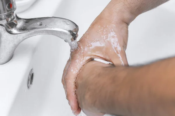 Homem Lava Mãos Banheiro Melhor Proteção Contra Vírus Corona Infection — Fotografia de Stock