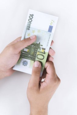 Tasarruf, finans, ekonomi ve ev konsepti. Avrupa 'yı sayan adam, covid-19 salgınından sonra kriz yaşıyor. Euro düşüyor veya yükseliyor.