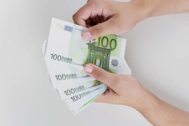 Tasarruf, finans, ekonomi ve ev konsepti. Avrupa 'yı sayan adam, covid-19 salgınından sonra kriz yaşıyor. Euro düşüyor veya yükseliyor.