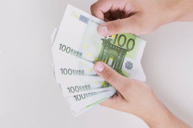 Para sayan adam, ekonomi konsepti, para tahsisi. Covid-19 salgınından sonra kriz. Euro düşüyor veya yükseliyor.