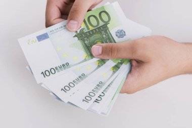 Tasarruf, finans, ekonomi ve ev konsepti. Avrupa 'yı sayan adam, covid-19 salgınından sonra kriz yaşıyor. Euro düşüyor veya yükseliyor.