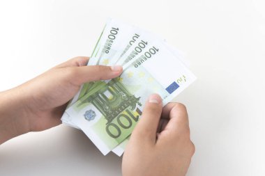 Tasarruf, finans, ekonomi ve ev konsepti. Avrupa 'yı sayan adam, covid-19 salgınından sonra kriz yaşıyor. Euro düşüyor veya yükseliyor.