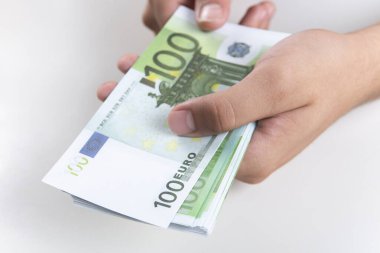 Para sayan adam, ekonomi konsepti, para tahsisi. Covid-19 salgınından sonra kriz. Euro düşüyor veya yükseliyor.