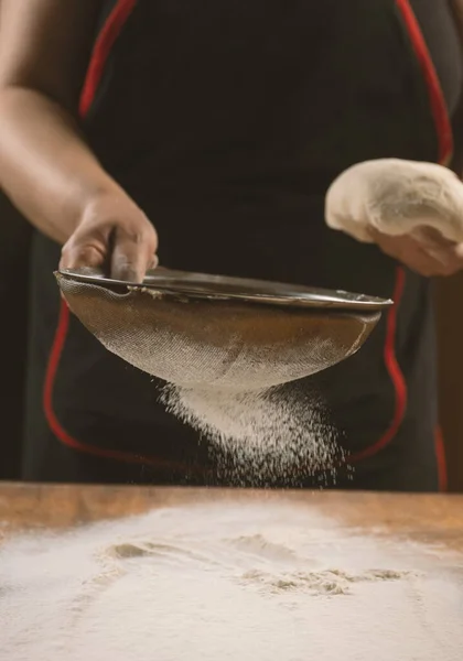 Baker Häller Mjöl För Att Göra Pizza Kock Matlagning Deg — Stockfoto