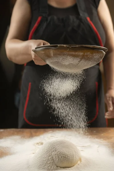 Baker Nalévá Mouku Pizzu Kuchař Vaří Těsto Pečení Dortu Dřevěném — Stock fotografie