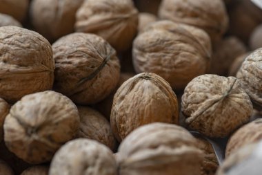 Yığında bir sürü ceviz var. Taze ceviz arkaplanı..