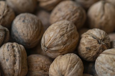 Yığında bir sürü ceviz var. Taze ceviz arkaplanı..