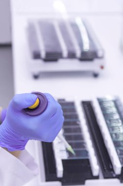 Laboratuvarda çalışan damlalı bir bilim adamı. Tıbbi konsept. Corona virüsü salgını konsepti. Virüs tedavisi ilacının geliştirilmesi.