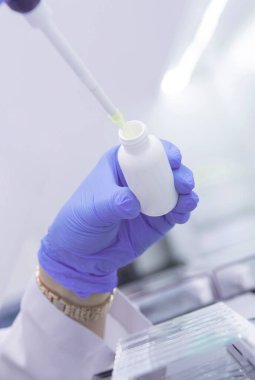 Laboratuvarda çalışan damlalı bir bilim adamı. Tıbbi konsept. Corona virüsü salgını konsepti. Virüs tedavisi ilacının geliştirilmesi.