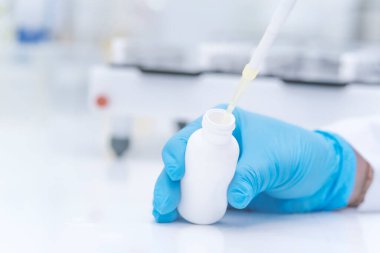 Laboratuvarda deney yapan bilim adamlarına konsantre ol. Tıbbi konsept. Corona virüsü salgını konsepti. Virüs tedavisi ilacının geliştirilmesi.