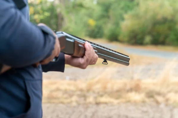 Mannelijke Jager Klaar Jagen Met Jacht Rifle Hunter Houdt Een — Stockfoto