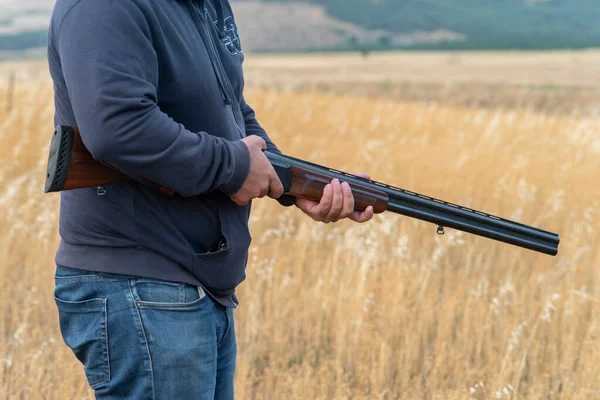 Caçador Masculino Pronto Para Caçar Com Rifle Hunter Caça Segura — Fotografia de Stock