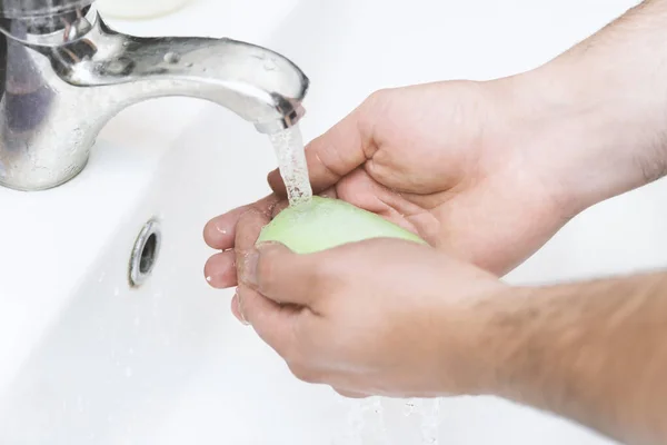 Homem Lava Mãos Com Sabão Casa Banho Melhor Defesa Contra — Fotografia de Stock