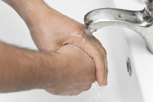 Homem Lava Mãos Banheiro Melhor Proteção Contra Vírus Corona Infection — Fotografia de Stock
