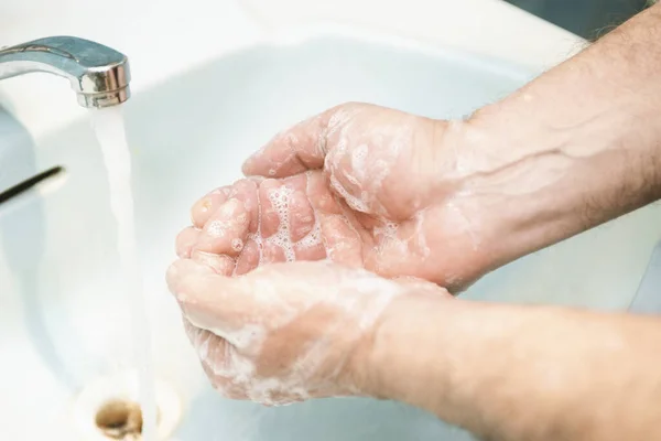 Homem Lava Mãos Com Sabão Banheiro Melhor Proteção Contra Vírus — Fotografia de Stock