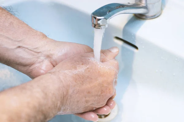 Homem Lava Mãos Com Sabão Banheiro Melhor Proteção Contra Vírus — Fotografia de Stock