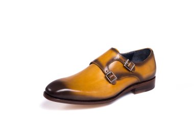 Beyaz arka planda mükemmel erkek deri ayakkabısı.