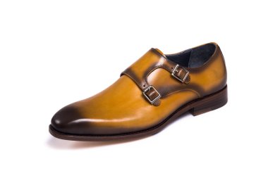 Beyaz arka planda mükemmel erkek deri ayakkabısı.