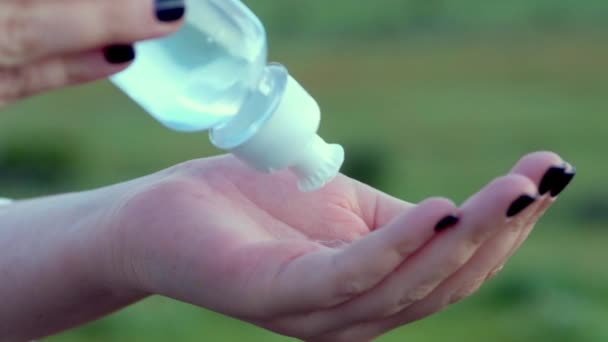 アルコール防腐ゲルを使用して 感染を防ぐ Covid コロナウイルスとの汚染を避けるために手消毒剤で手を洗う女性の発生 強い風 — ストック動画