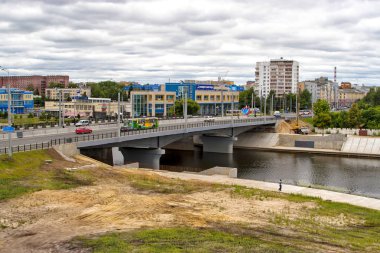 Merkez köprü Yoshkar-Ola nehri geçip.