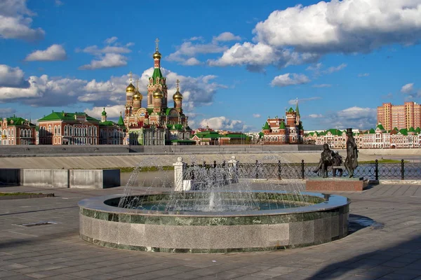 Joschkar-ola 2017. ein brunnen in der nähe des denkmals für puschkin und onegin. auf dem Hintergrund der Verkündigungskathedrale. — Stockfoto