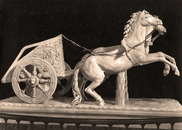 El juego de los romanos - Dos caballos de carro Sala Della Biga —  Fotos de Stock