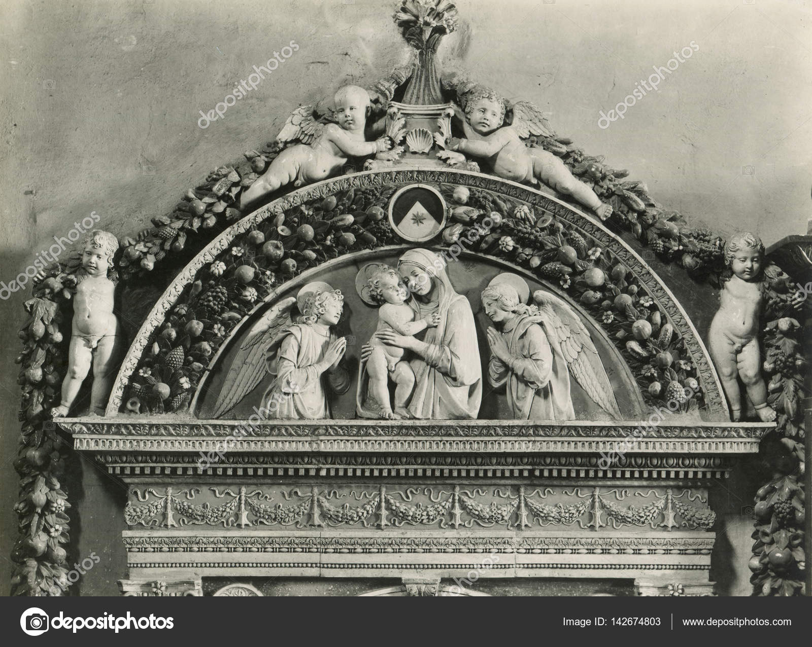 Giovanni della Robbia, Waschbecken, 1498. Florenz, Santa Maria Novella — Foto von natthanan.ecgates.com