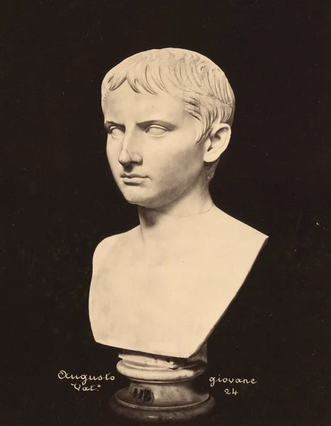 Ročník Foto Augusto giovane ve vatikánském muzeu 1890 — Stock fotografie