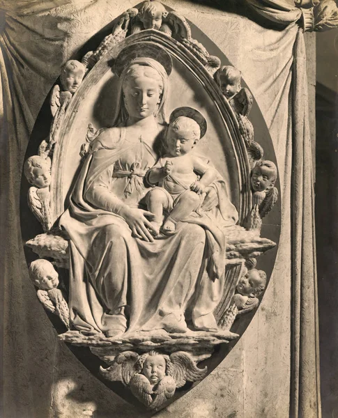 Vintage fotó 1880 - 1930-ban részlet a féldombormű által Antonio Rossellino ábrázoló Madonna — Stock Fotó
