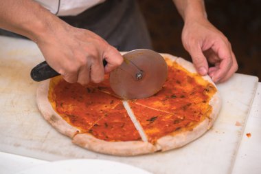 Şef kesme pizza